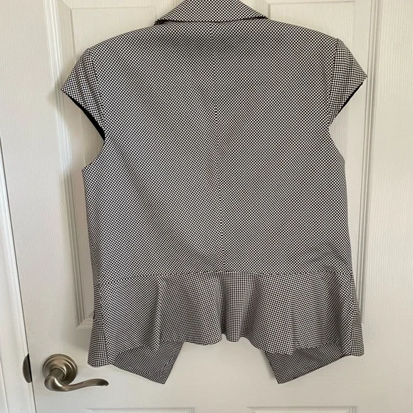 New York and company Women's Black and White Sleeveless Jacket - Picture 4 of 4
